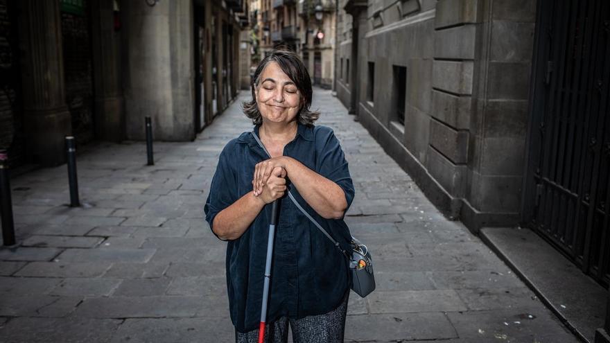 Rosa Alarcón, la concejala de Barcelona que combate la enfermedad rara que cierra sus ojos