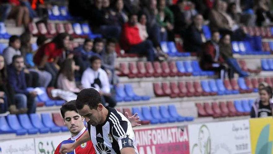 Linares protege el balón ante la presión de Cris Montes.