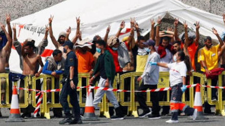 Migrantes en el campamento provisional el muelle de Arguineguín.