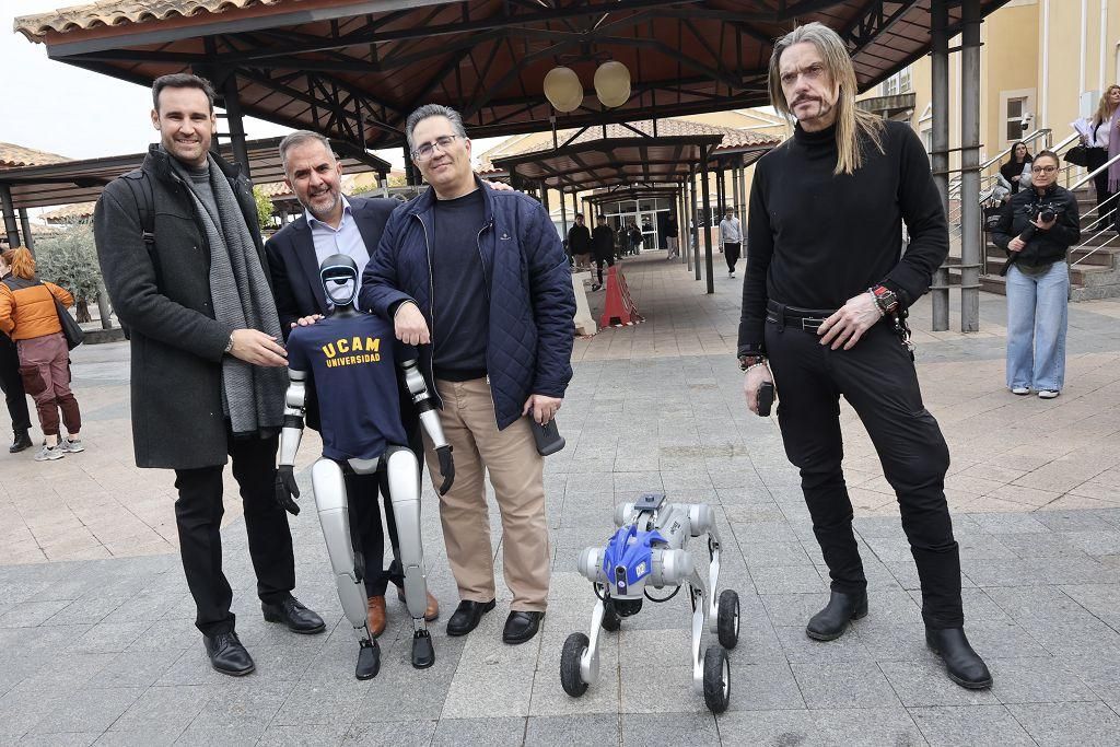 La demostración de los dos robots que han estado este martes en el Campus de Los Jerónimos de la UCAM, en imágenes