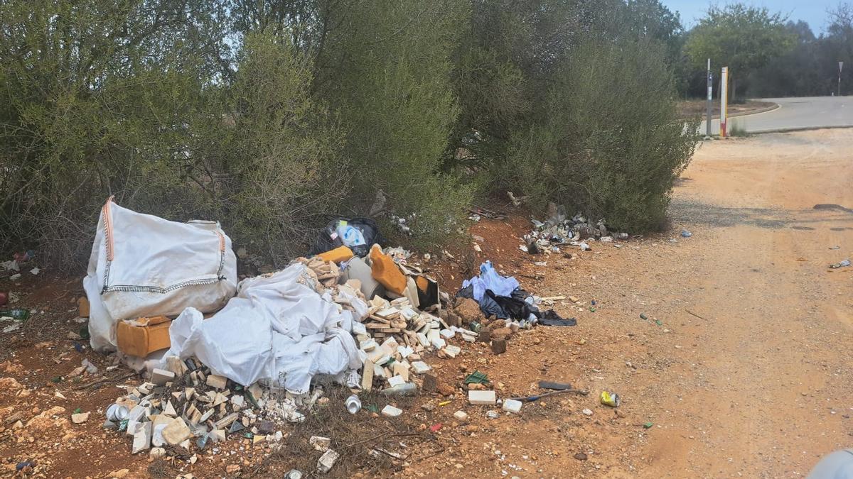 Vecinos denuncian la aparición de un gran cúmulo de basura en Son Gual