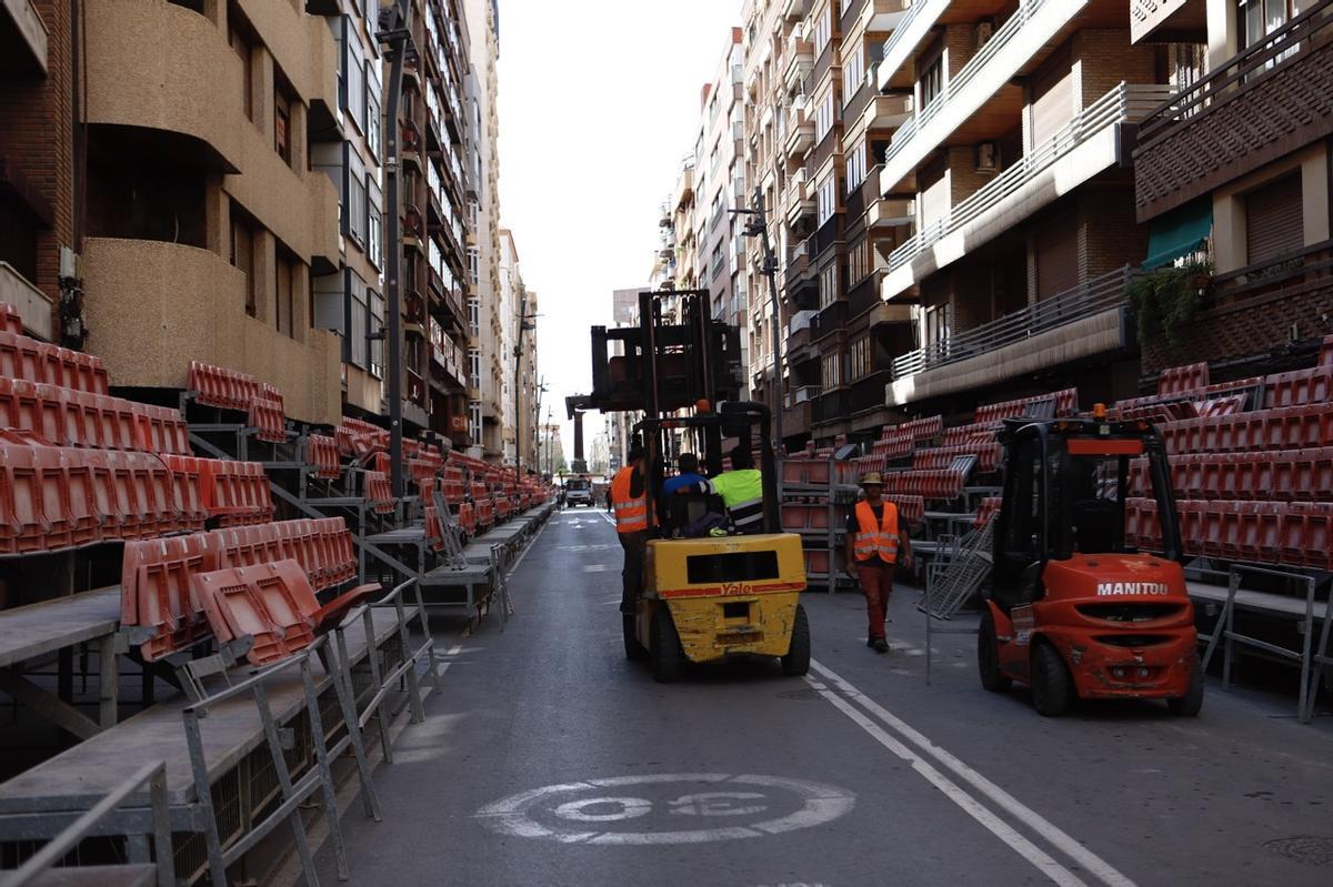 Imagen de archivo del proceso de instalación de las tribunas para la Semana Santa de Lorca.