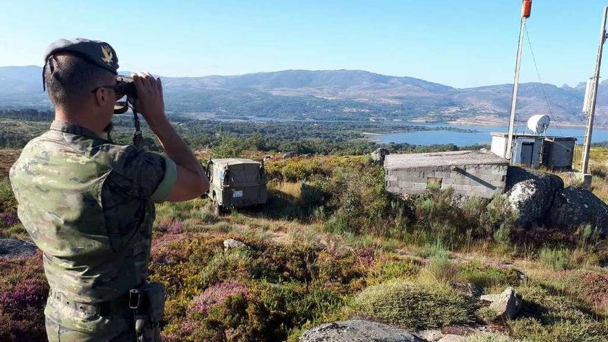 Un miembro del Ejército vigila una zona de monte.