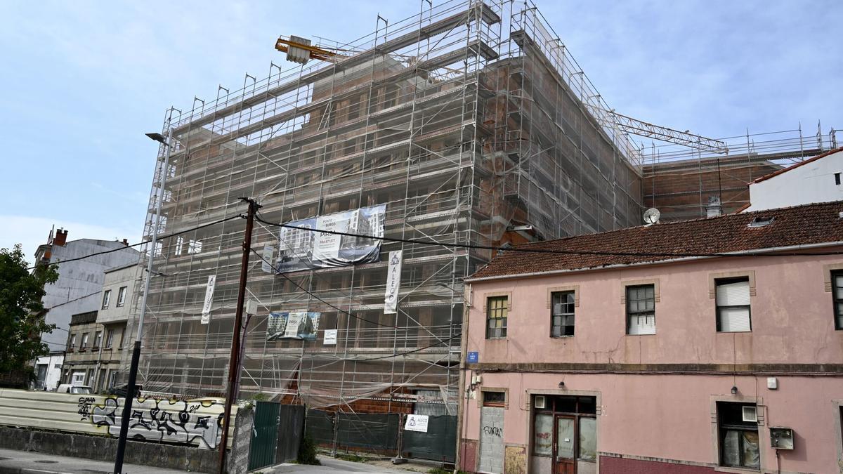 Edificio en construcción, este verano, en O Burgo (Pontevedra)