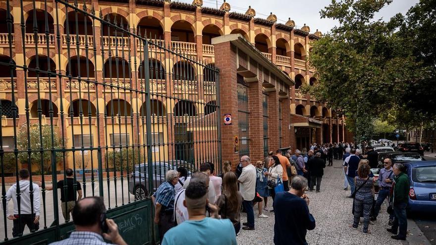 Expectación y grandes filas en la plaza de toros de Zaragoza para conseguir entradas sueltas