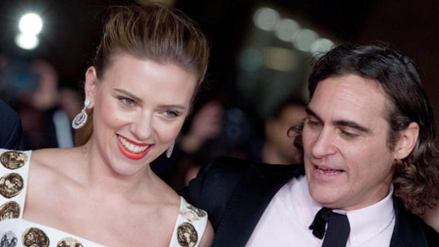 Scarlett Johansson con Joaquin Phoenix.