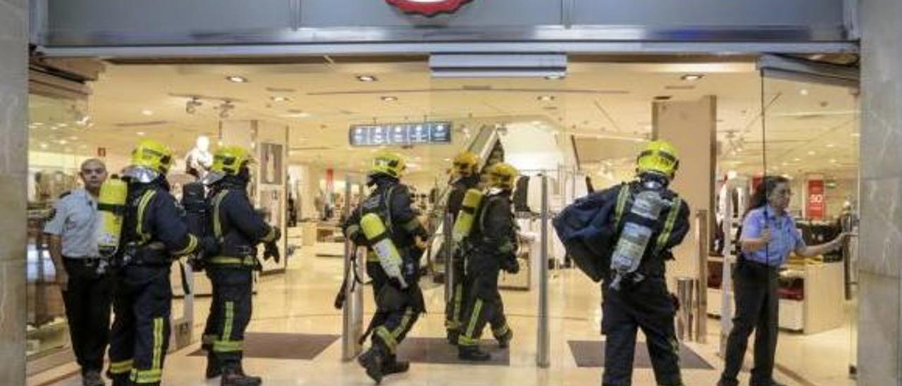 Bomberos de Palma se adentran el miércoles en un centro comercial de Joan Carles I con sus equipos de respiración.