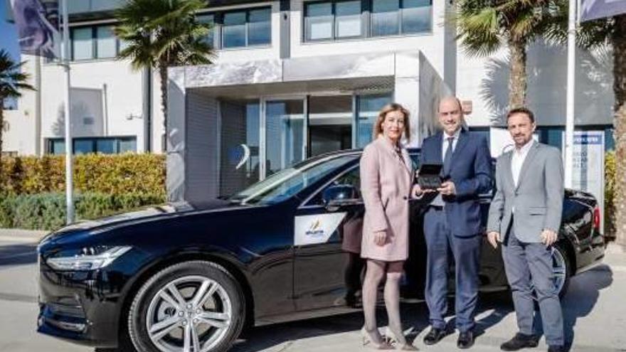 El alcalde Echávarri y su actual coche oficial, cedido por Volvo.