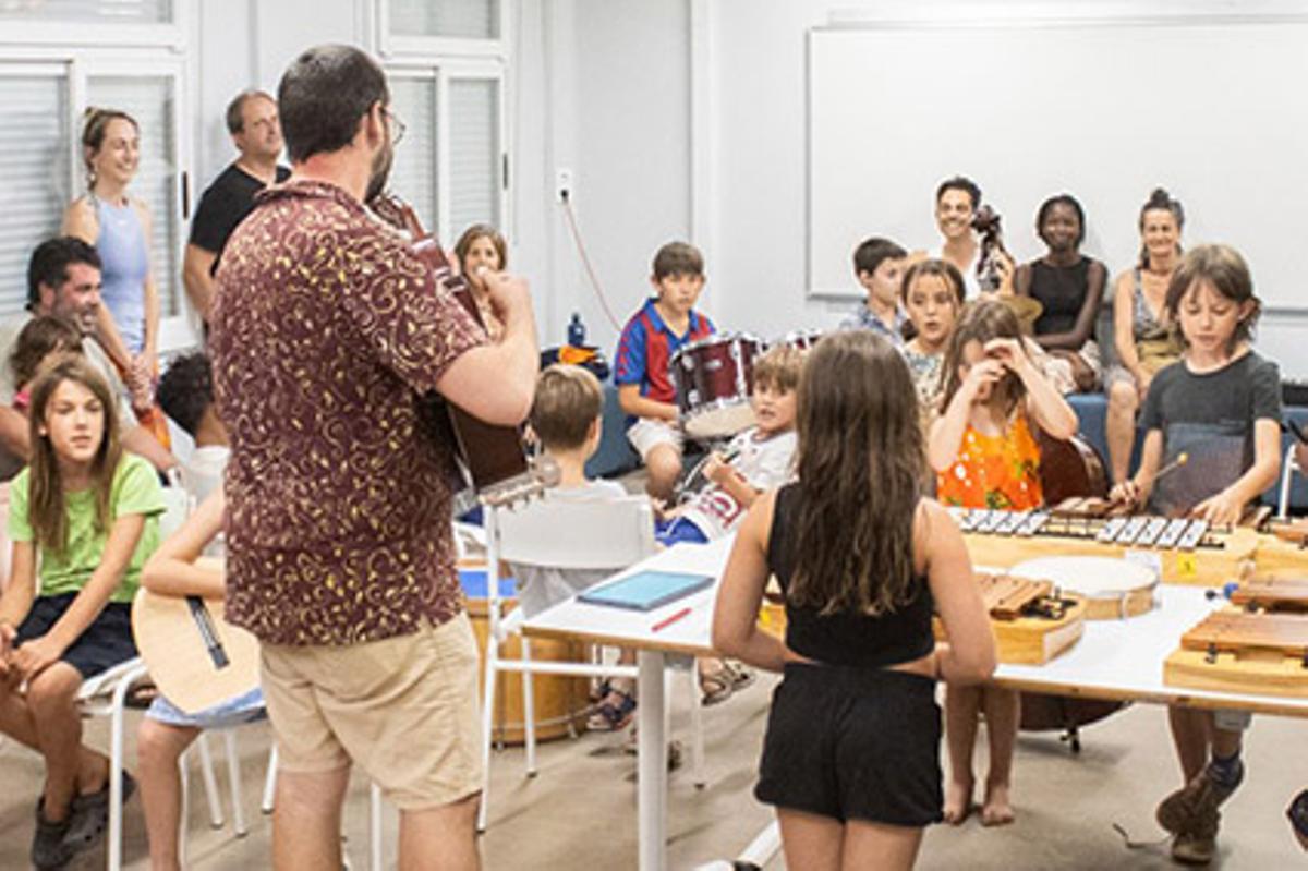 Els tallers de música per a infants acaben cada sessió amb una mostra per als pares i, des de l’any passat, es participa al concert final