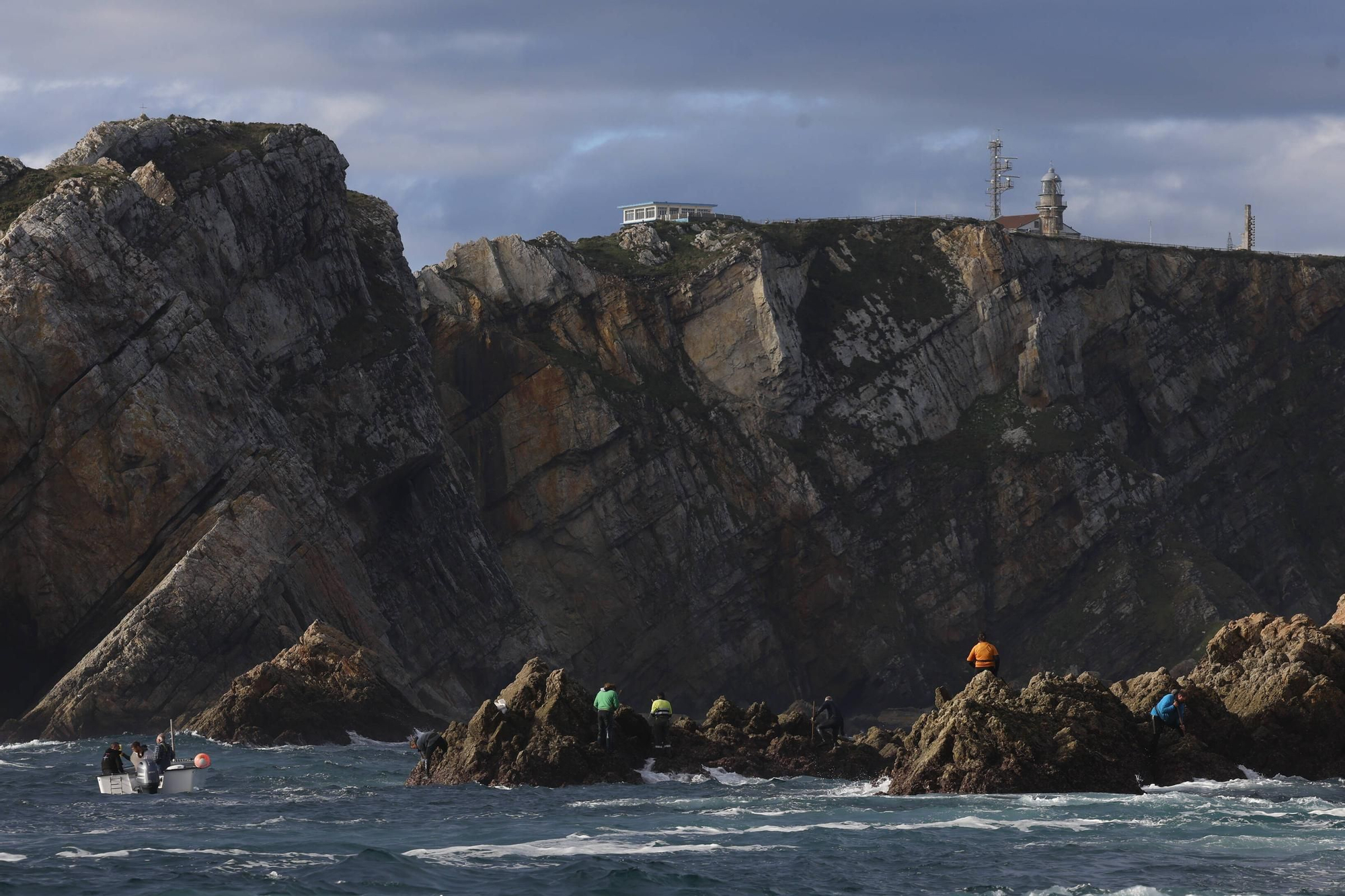 EN IMÁGENES: Así es la dura jornada de los perceberos del cabo Peñas: un oficio de alto riesgo a merced de las olas