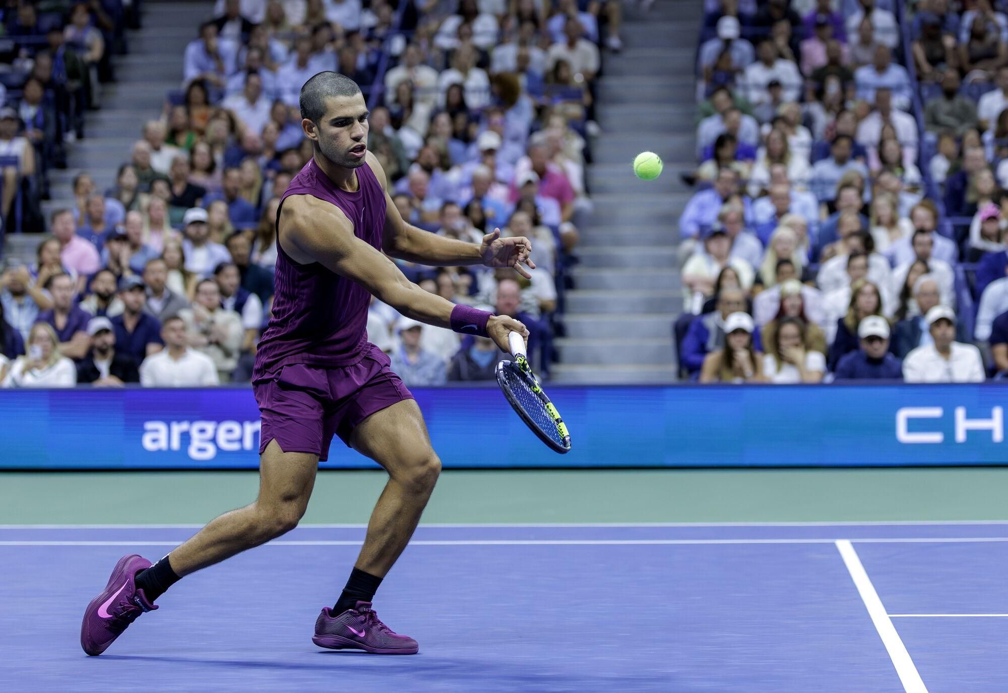FLUSHING MEADOWS (United States), 27/08/2025.- Carlos Alcaraz of Spain in action against Mattia Bellucci of Italy during the second round of the US Open Tennis Championships in Flushing Meadows, New York, USA, 27 August 2025. (Tenis, Italia, España, Nueva York) EFE/EPA/CRISTOBAL HERRERA ULASHKEVICH