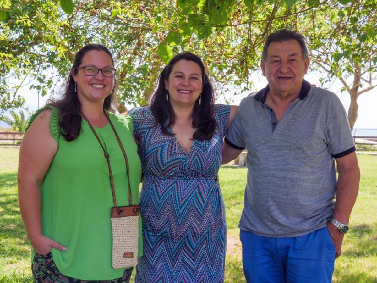 Araceli Gestido (BNG de Cangas), entre su hermana y su padre.   | // FDV