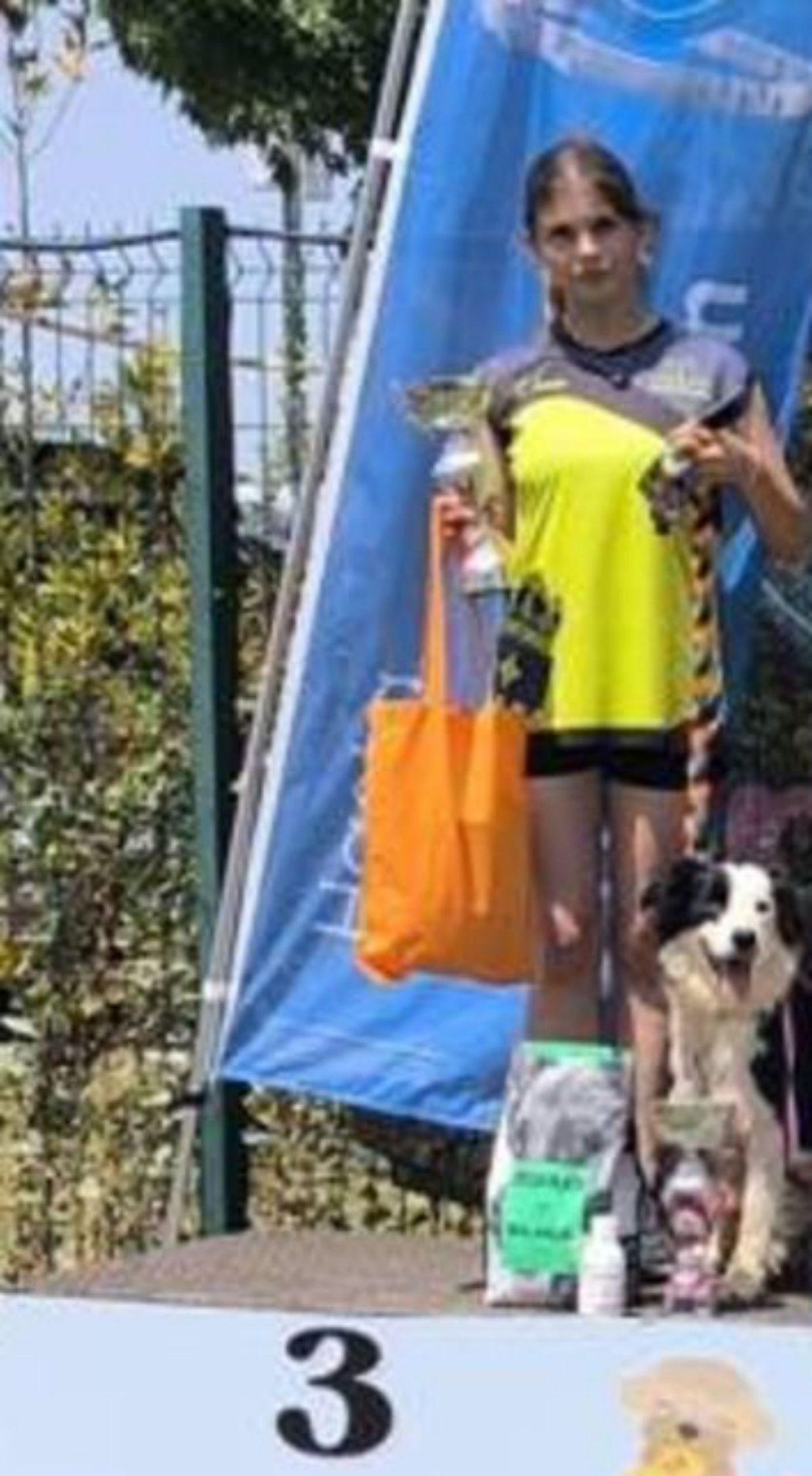 Dos jóvenes del club y sus perros se suben al podio