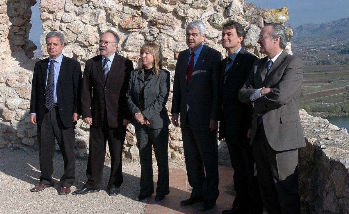 Joan Saura, Josep Lluís Carod-Rovira, Manuela de Madre, Pasqual Maragall, Artur Mas y Josep Piqué, líderes de todos los grupos con representación parlamentaria, se reúnen en Miravet (Ribera d’Ebre) el 12 de noviembre del 2004 para abordar el nuevo Estatut.