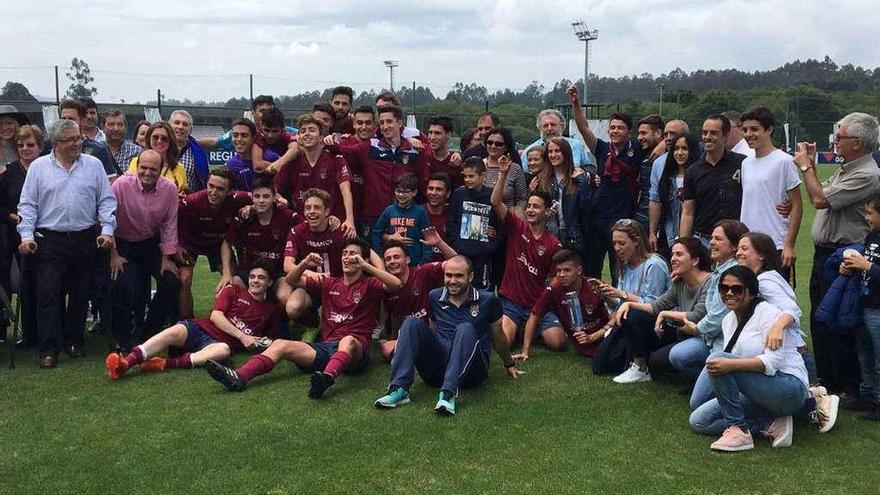 El Juvenil A y los familiares de la plantilla celebran el ascenso a División de Honor en Abegondo. // FdV