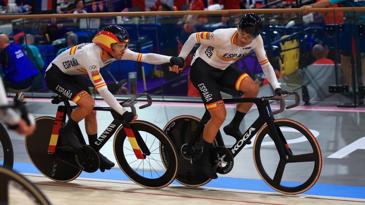 Sebastian Mora y Albert Torres en la final madison de ciclismo en pista.