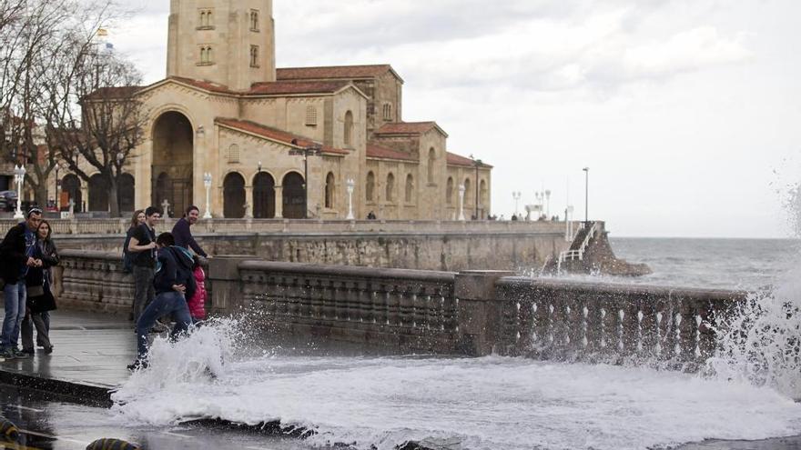 Los vídeos del temporal que confunden en Asturias