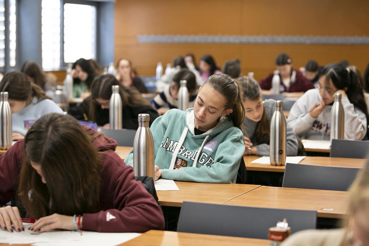 La 1a Olimpiada Matematica Catalana Femenina (OMCaF), en la Facultad de Matematicas y Estadisticas de la UPC. En la que participan mas de 140 chicas de la ESO y Bachillerato.