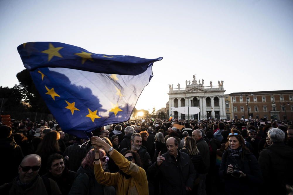 Más de 40.000 'sardinas' se manifiestan en Roma