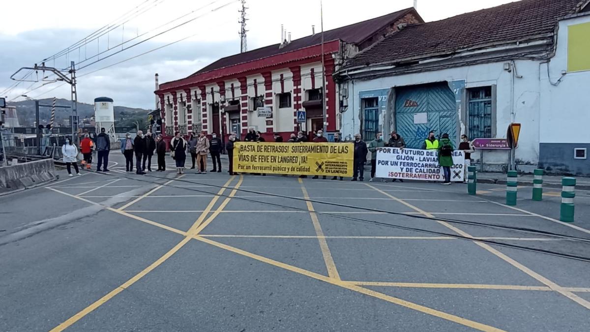 Los vecinos cortan el tráfico ferroviario en Langreo durante 45 minutos ...