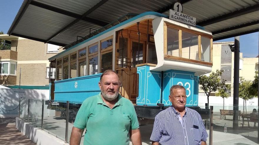 José Ramón Rodríguez (izq.) y Antonio Fernández, esta semana junto al último tranvía de Málaga, que restauraron hace justo diez años.