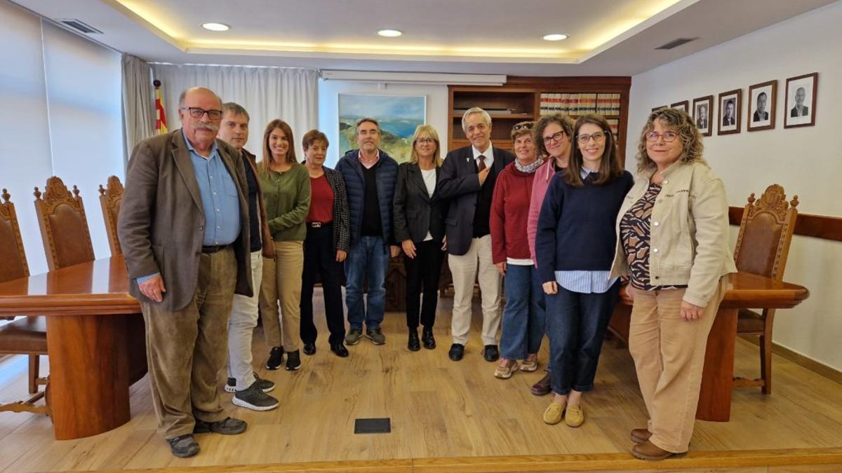 Els participants a l'acte d'entrega dels donatius.