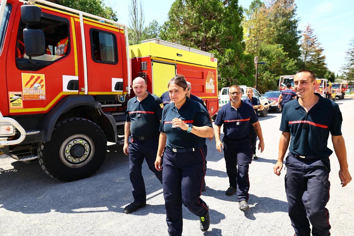 Varios bomberos forestales del distrito 66 de Francia, este lunes a mediodía en la escuela forestal de Jaca.