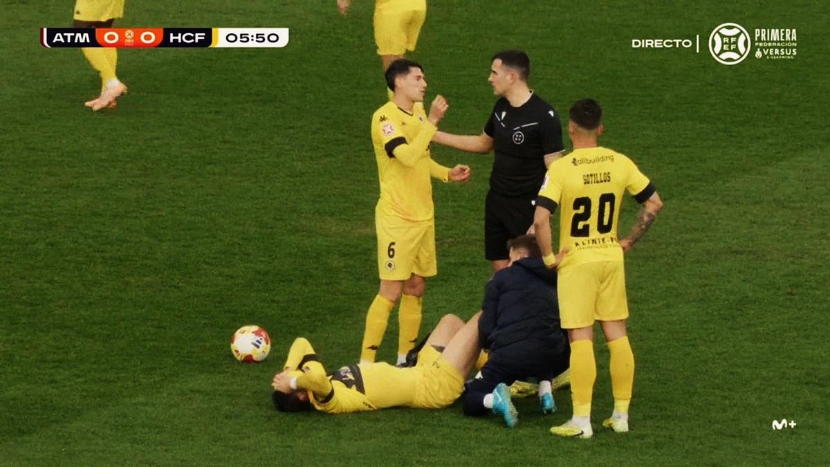 Roger Colomina y Sotillos, junto al colegiado, mientras atienden a Ropero; los tres lesionados del Hércules en Madrid..