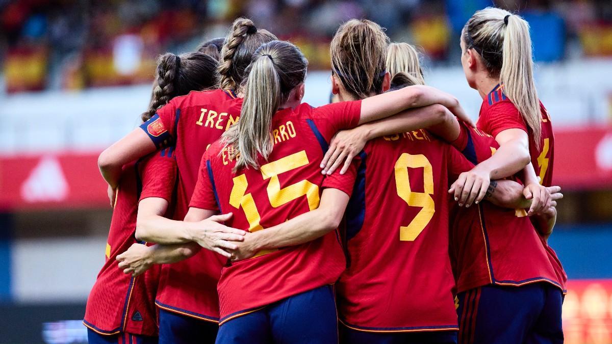 La selección española femenina hace piña durante un partido