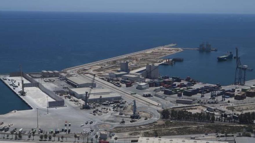 Al fondo, el muelle 19 en el que se proyecta la planta de combustible.