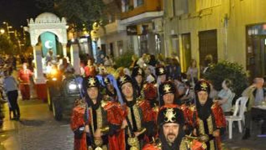 Los moros y cristianos festejan la declaración de Interés Turístico en Alzira