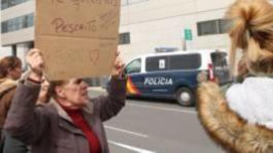 Manifestants davant la Ciutat de la Justícia d&#039;Almeria, ahir