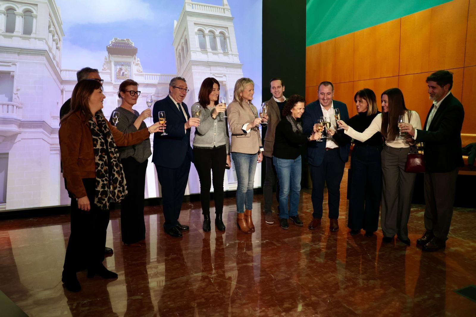 La Diputación de Alicante brinda con la prensa y pone el foco en inversiones culturales