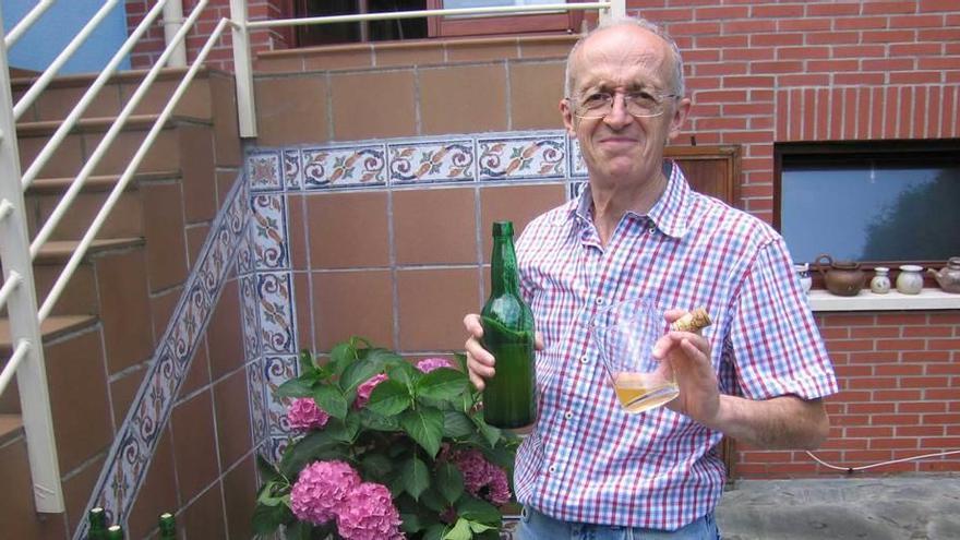 Miguel Ángel Pereda, ayer, en su casa de La Fresneda, con un culete de su sidra.