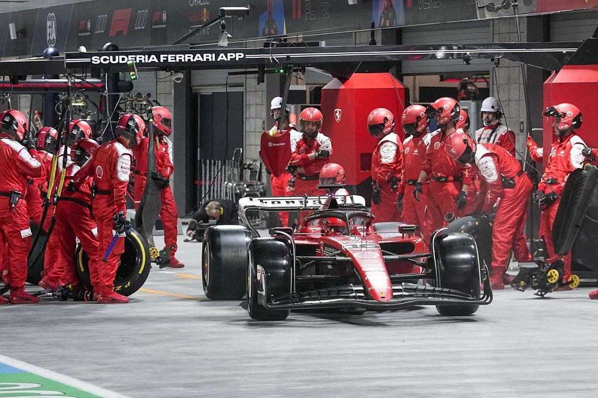 Leclerc sale de su box durante el Gran Premio de Las Vegas de Fórmula 1
