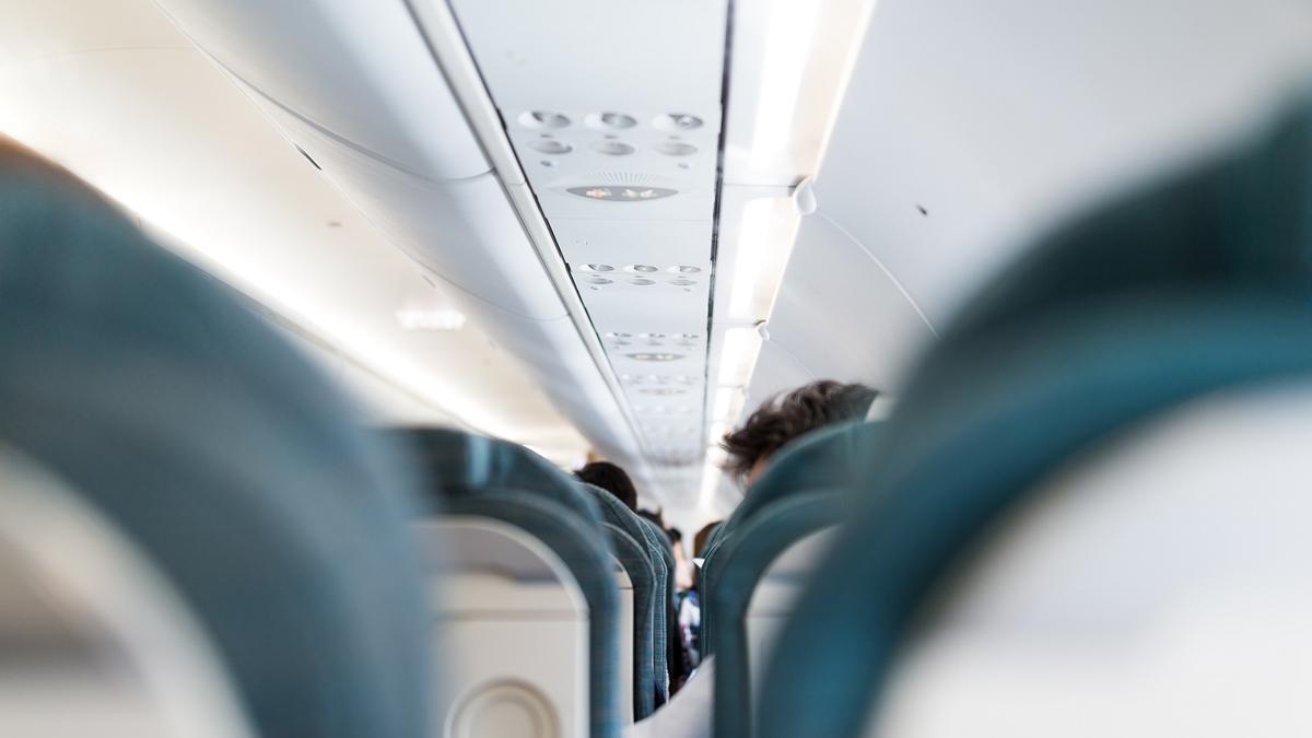 Hilera de asientos de un avión.