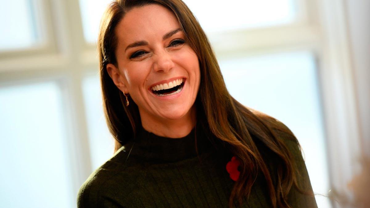 Kate Middleton con vestido de Mango y 'poppy' en un acto oficial