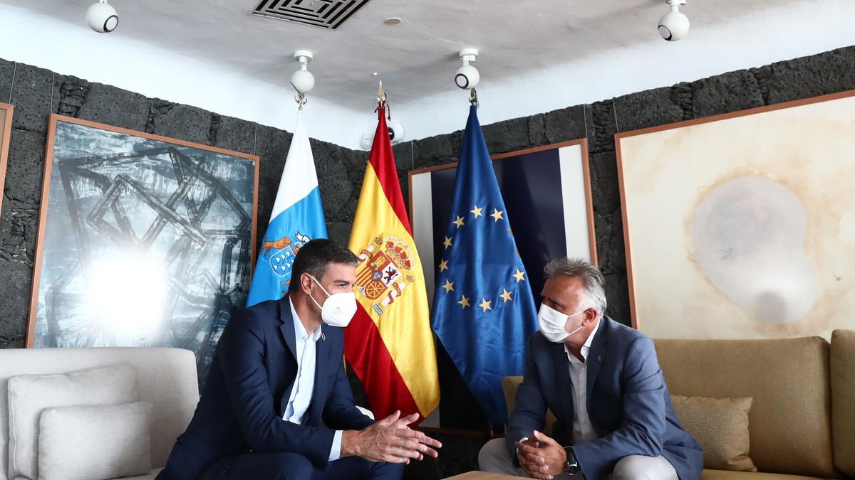 Pedro Sánchez y Ángel Víctor Torres hablan de Canarias en el Castillo de San José.