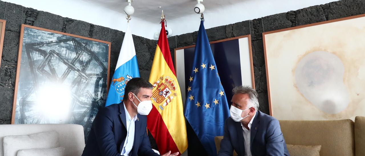 Ángel Víctor Torres y Pedro Sánchez se reúnen en el Castillo de San José, en Arrecife, para hablar de Canarias (11/08/2021)