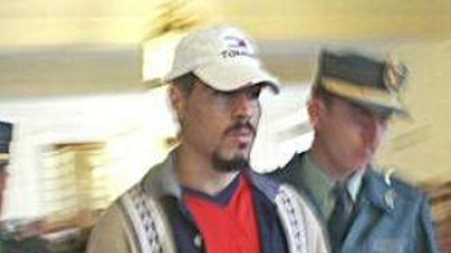 El condenado entra en la Audiencia para ser juzgado en 2005.