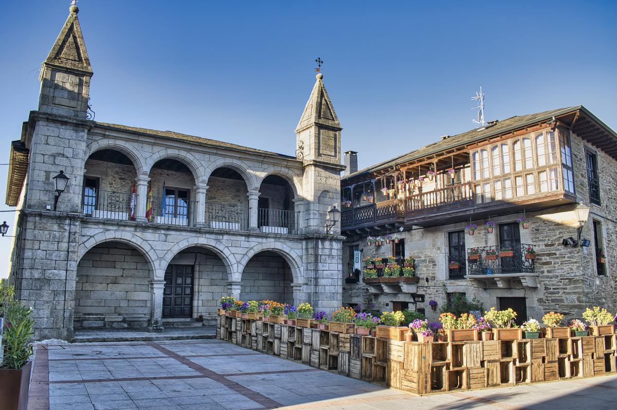 Plaza mayor y ayuntamiento de Puebla de Sanabria