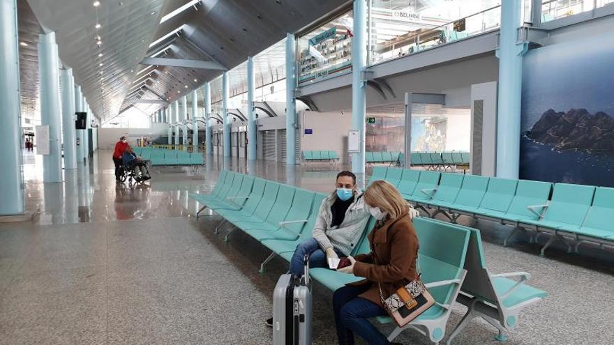 Viajeros en el aeropuerto de Peinador en marzo de 2020.