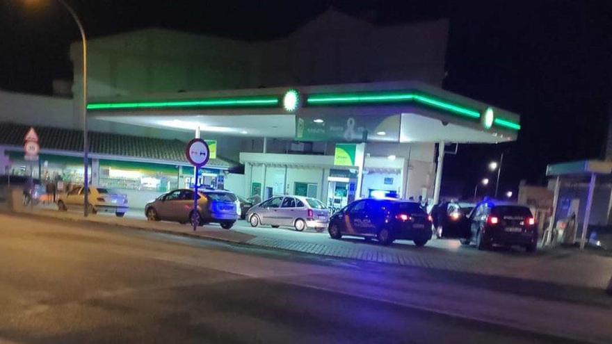 La Policía Nacional, en la gasolinera donde se produjo el robo.