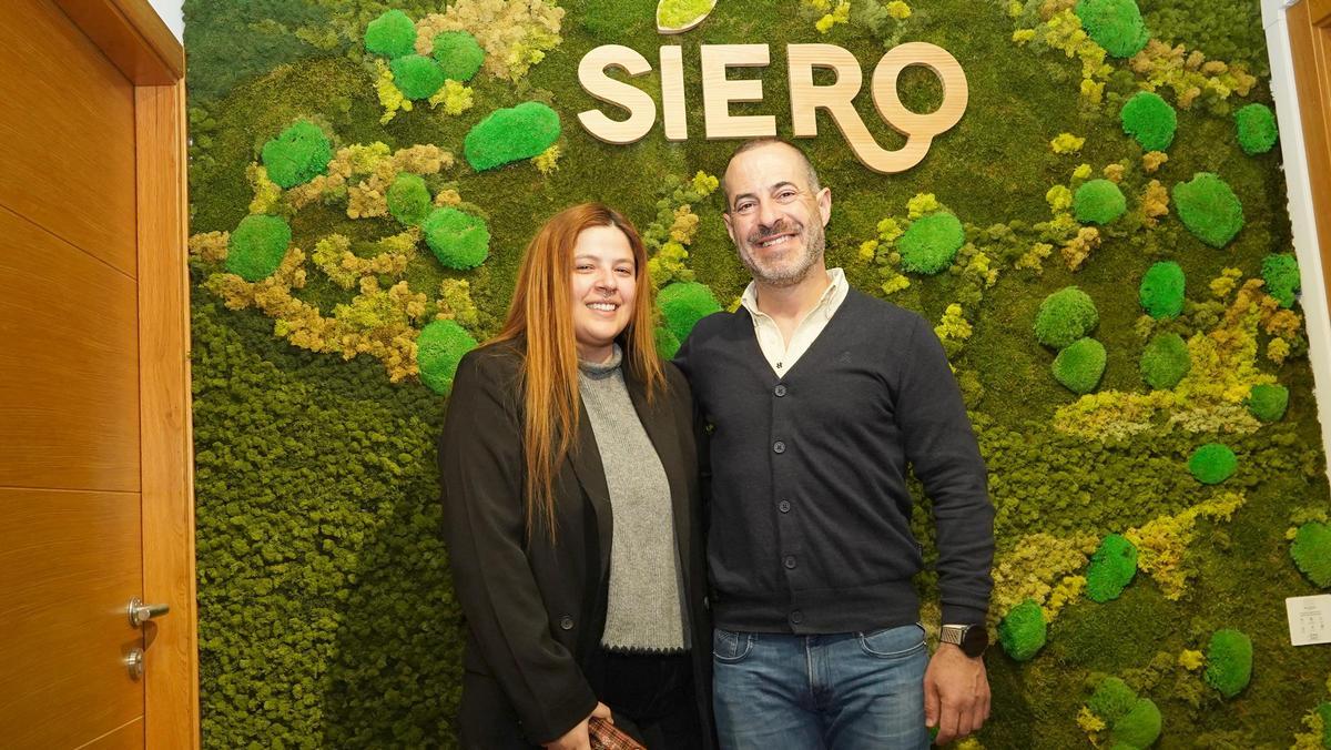 Alazne Castaño y Ángel García "Cepi", en el Ayuntamiento de Siero.