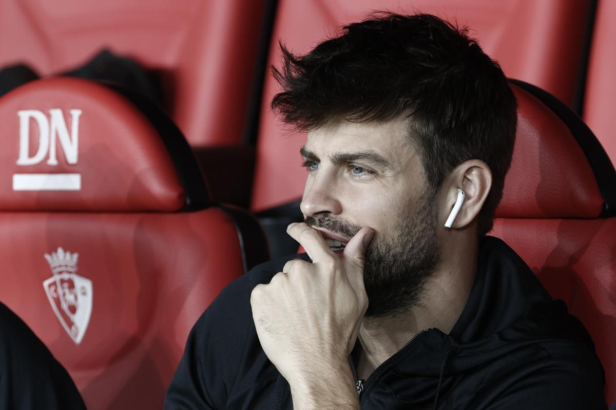 Piqué, en el banquillo de Pamplona, su última convocatoria como futbolista Piqué, en el banquillo de Pamplona, su última convocatoria como futbolista