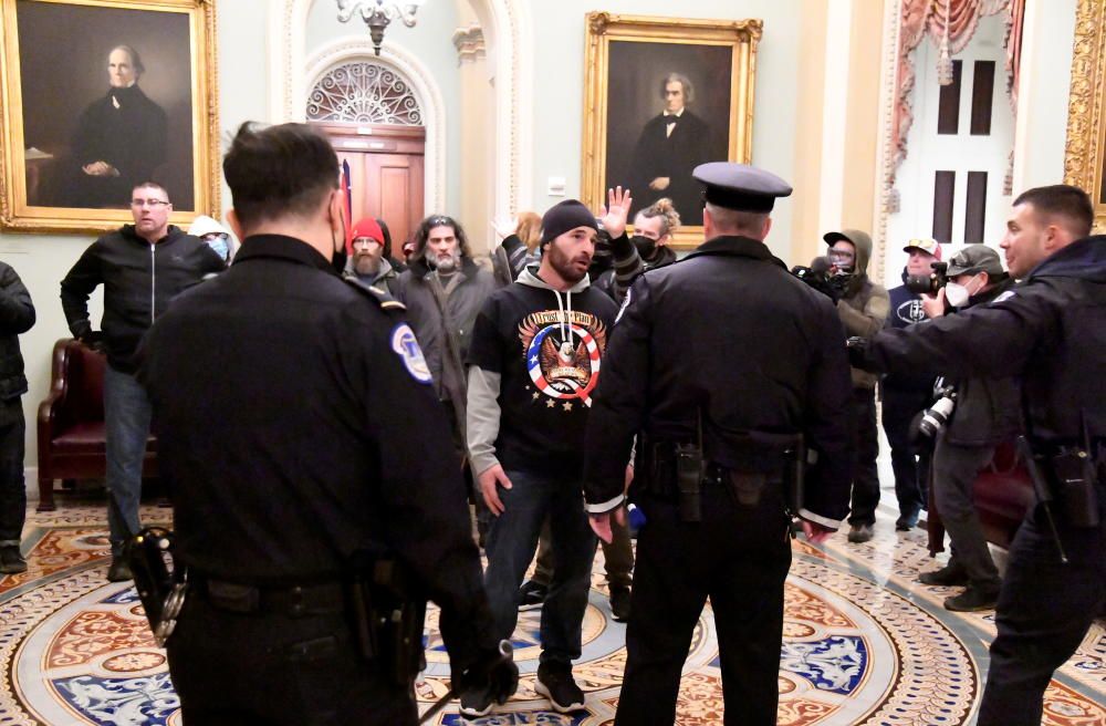 Una torba de seguidors de Trump assalta el Capitol