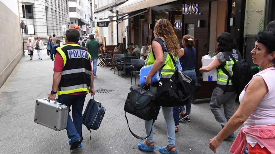 Policía científica a la salida de la vivienda donde ocurrió el crimen.