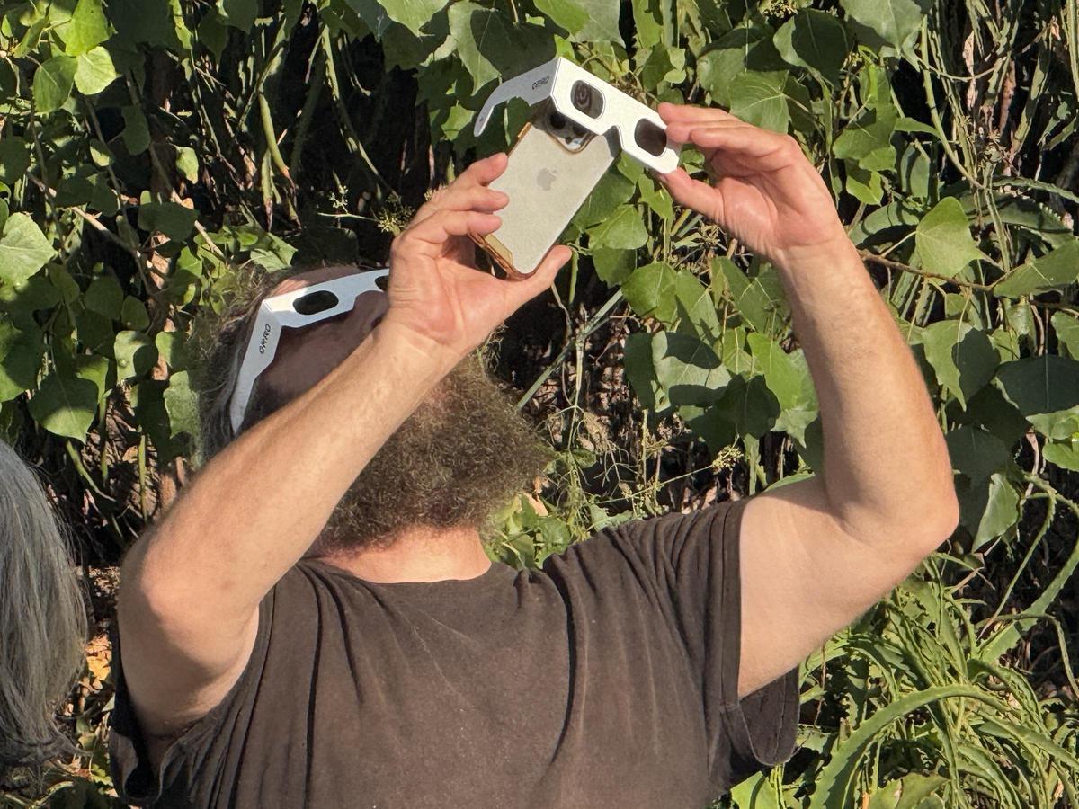 Bañistas y vecinos siguen el eclipse solar desde Loureiro. Bañistas y vecinos siguen el eclipse solar desde Loureiro.