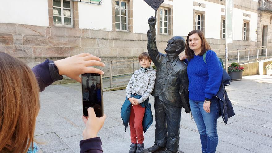 La estatua de Manuel Castro vuelve a Príncipe con nuevos refuerzos
