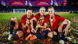 Jenni Hermoso con Alexia Putellas e Irene Paredes posan como campeonas del mundo.